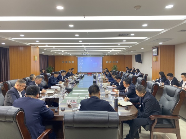 121702361326502336.jpg 中心组会议.jpg